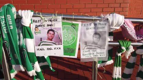 Close-up-of-public-tributes-to-Celtic-legend,-Bertie-Auld-at-Celtic-Park,-Glasgow