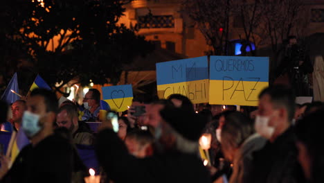 Menschen-Nehmen-An-Der-Mahnwache-Teil-Und-Tragen-Kerzen-Und-Plakate-Wie-Eine-Ukrainische-Flagge-Mit-Der-Aufschrift-„Wir-Wollen-Frieden-Während-Der-Russischen-Invasion-In-Der-Ukraine-Im-Jahr-2022“.