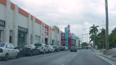 Conduciendo-A-Través-De-La-Zona-Hotelera-Y-De-Negocios-En-La-Avenida-Kukulcan-En-Cancun-Mexico-En-Una-Tarde-Soleada