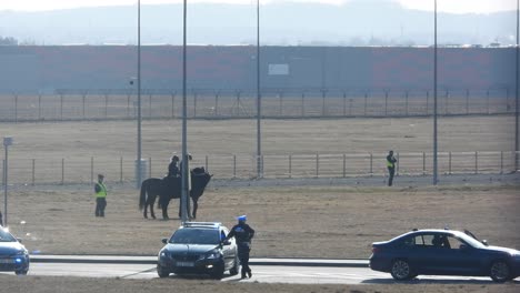 Vigilancia-Del-Personal-De-Seguridad-Con-Sus-Coches-Patrulla-Y-Caballos-En-El-Aeropuerto-Internacional-De-Rzeszow-jasionka-En-Polonia--Estático