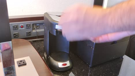 Un-Hombre-Poniendo-Café-Y-Una-Taza-En-La-Máquina-De-Café,-Preparando-El-Desayuno-En-La-Mañana-|-Un-Hombre-Haciendo-Café-Casero-En-Una-Máquina-De-Café-Para-El-Video-Del-Desayuno-En-4k