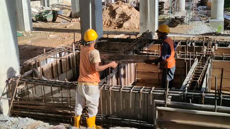Trabajadores-De-La-Construcción-Que-Fabrican-Barras-De-Refuerzo-De-Acero-En-El-Sitio-De-Construcción