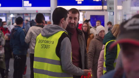 2022-Russische-Invasion-In-Der-Ukraine-–-Hauptbahnhof-In-Warschau-Während-Der-Flüchtlingskrise-–-Ehrenamtlicher-Übersetzer-Führt-Menschen-Auf-Dem-Bahnhof