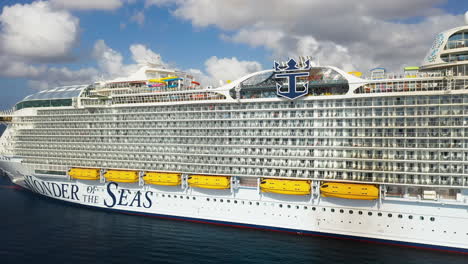 Toma-De-Dron-Del-Crucero-Wonder-Of-The-Seas-Royal-Caribbean-Atracado,-Acercándonos-Desde-El-Logotipo-De-Royal-Caribbean