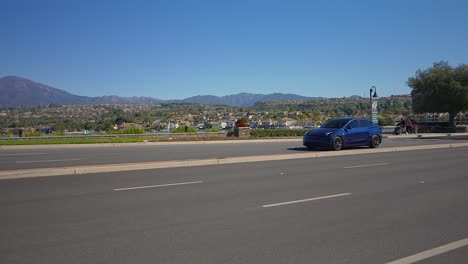 Blauer-Tesla-Model-Y-Performance,-Der-An-Einem-Malerischen-Ort-In-Mission-Viejo,-Kalifornien,-Vorbeifährt