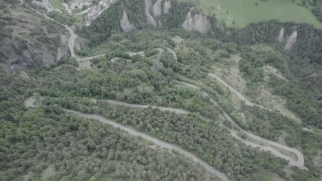 Schwenkvideo-Mit-Drohne-über-Das-Aostatal-In-St.-Nikolaus-Mit-Der-Kirche-Von-Fonfo-Und-über-Eine-Kurvenreiche-Straße
