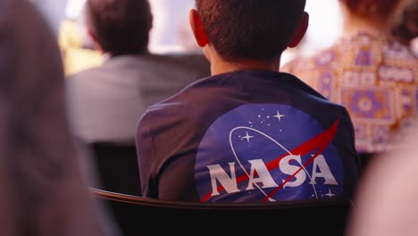 Kleiner-Junge-Trägt-NASA-T-Shirt,-Während-Er-Der-Rede-Eines-Astronauten-Zuhört---Washington-D