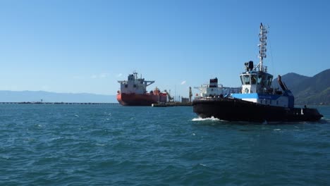 Remolcador-Navegando-En-La-Bahía-De-La-Isla-De-Ilhabela-En-La-Costa-De-Sao-Paulo