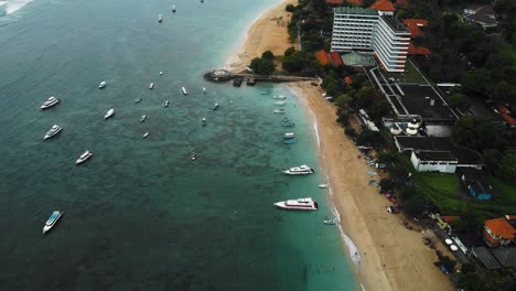 Wunderschöner-Filmischer-Sanur-Strand,-Bali-Drohnenaufnahmen-Mit-Interessanter-Landschaft,-Fischerbooten,-Hotel,-Resorts-Und-Ruhigem-Wetter
