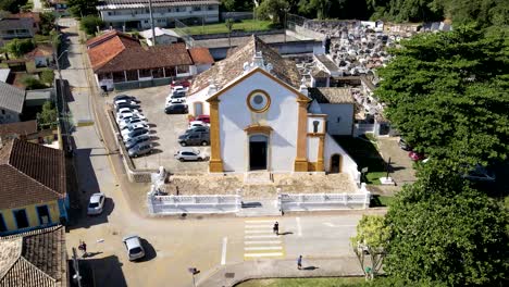 Luftdrohnenaufnahme-Der-Portugiesischen-Kolonialarchitekturkirche-In-Santo-Antonio-De-Lissabon,-Florianópolis,-Brasilien-Bergauf