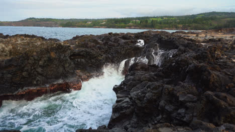 Olas-Rompiendo-Contra-Las-Rocas-En-Una-Cala-En-Makaluapuna-Point-En-Maui,-Hawaii