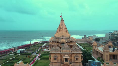 Vogelperspektive-Von-Somnath-Mandir-Während-Der-Nebligen-Abendzeit