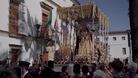 Semana-Santa-Prozession-Mit-Festwagen-Der-Jungfrau-Maria,-Der-In-Einer-überfüllten-Straße-Abgesetzt-Wird