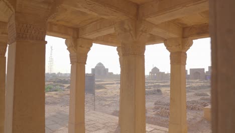 Vista-Mirando-Más-Allá-De-Intrincados-Pilares-De-Arenisca-Tallada-De-La-Tumba-De-Isa-Khan-Hussain-Ii-En-Makli-Hill-En-Pakistán