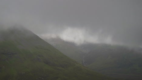 Neblige,-Stimmungsvolle-Schottische-Berge-Auf-Der-Insel-Skye