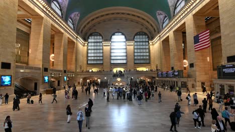 Innenraum-Der-Historischen-Halle-Am-Grand-Central-Station-In-Manhattan-Mit-Vielen-Menschen,-Die-Kommen-Und-Gehen