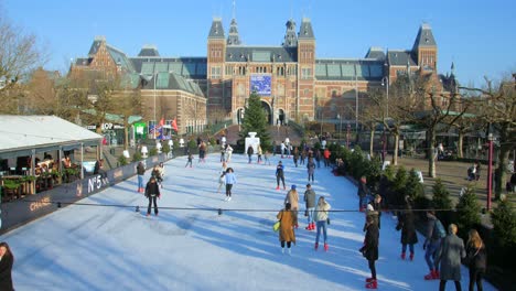 Holländer-Laufen-Auf-Einer-Eisbahn-Im-Freien-Schlittschuh,-Im-Hintergrund-Das-Rijksmuseum