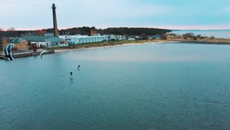Engure,-Lettland,-23.-Mai-2022:-Luftdrohnenansicht-Eines-Corekites-kitesurfers,-Der-Im-Hafen-Engure-In-Der-Ostsee-Hydrofoilt