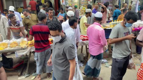 Hochwinkelaufnahme-Von-Einheimischen,-Die-Geschäftig-Durch-Essensstände-Vor-Ständen-Auf-Einem-Alten-Traditionellen-Straßenlebensmittelmarkt-Gehen,-Dem-Größten-Iftar-Markt-In-Dhaka,-Bangladesch
