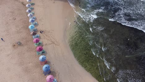 Luftaufnahme-Von-Oben-Auf-Den-Wunderschönen-Tropischen-Strand,-Den-Weißen-Sandstrand-Und-Den-Bunten-Sonnenschirm