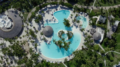Draufsicht-Auf-Einen-Luxuriösen-Hotelpool-In-Der-Dominikanischen-Republik