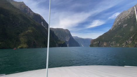 Milford-Sound-cruise-in-Fiordland-National-Park,-New-Zealand