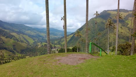 Una-Toma-En-Cámara-Lenta-Del-Hermoso-Paisaje-Montañoso-Con-Nubes-En-Colombia