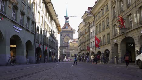 Bern,-view-of-the-famous-clock-tower-Zytglogge-from-the-historic-street-Marktgasse