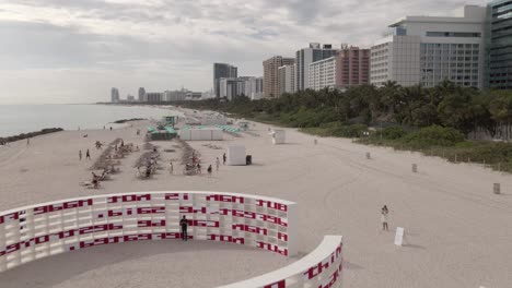 Sobrevuelo-Aéreo-De-La-Instalación-De-Arte-De-Miami-Beach,-Soñando-Con-Leones