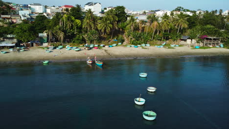 Barcos-Tradicionales-De-Coracle-Anclados-En-Una-Playa-Tropical-En-La-Ciudad-De-Mui-Ne,-Vietnam