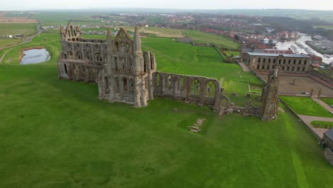 Abbey-ruins-and-Cholmley-House-or-Whitby-Hall-with-Stone-Garden,-Whitby-in-England