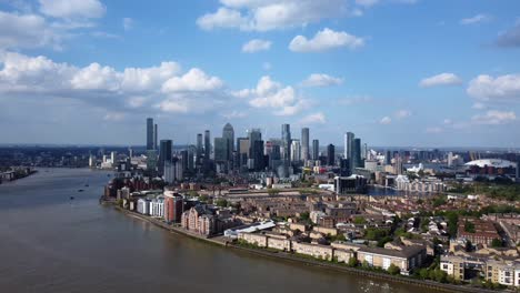 Aerial-view-of-Canary-Wharf-in-London,-England-on-sunny-summer-day