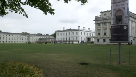 Vista-De-Entrada-Del-Museo-Marítimo-Nacional-En-Greenwich,-Londres-En-Un-Día-Nublado