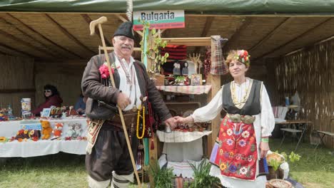 Hombre-Y-Mujer-Búlgaros-Se-Visten-Con-Traje-Tradicional-Y-Posan-Para-La-Cámara