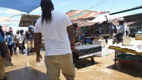 Caminando-Por-El-Mercado-Local-De-Pescado-Al-Aire-Libre-Con-Muchos-Puestos-Y-Vendedores-En-Negombo,-Sri-Lanka