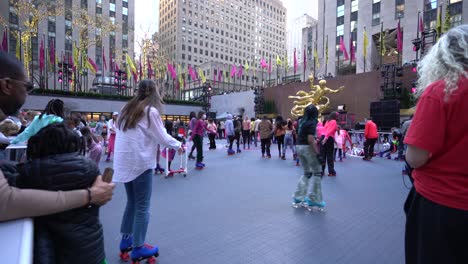 Pista-De-Patinaje-Sobre-Ruedas-Del-Centro-Rockefeller-Flipper,-Ciudad-De-Nueva-York,-Ancho