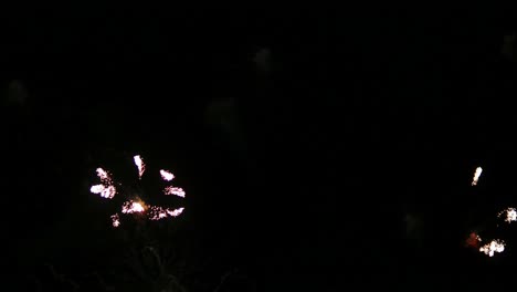 Schöne-Farbenfrohe-Reale-Feuerwerksfeier-In-Silvester-Mit-Einer-Abstrakten-Unschärfe-Aus-Goldenem-Glanz-Mit-Bokeh-Lichtern-Am-Nachthimmel