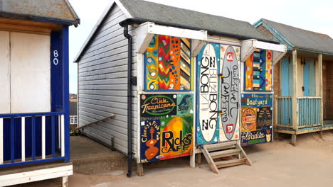 Surfhütte,-Strandhütte-An-Der-Promenade-In-Sutton-on-Sea