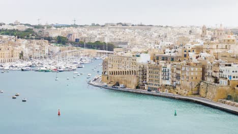 Arquitectura-Majestuosa-Y-Yates-De-Lujo-Amarrados-En-El-Puerto-De-Valletta