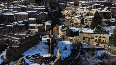 Luftbild:-Verschneite-Bergstadt-An-Einem-Berghang-In-Den-Katalanischen-Pyrenäen