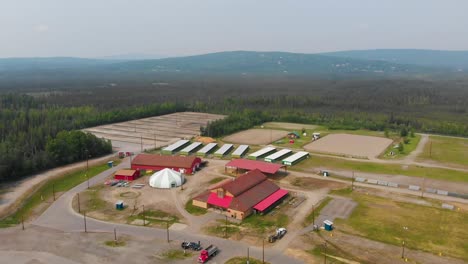 Video-De-Drones-De-4k-Del-Recinto-Ferial-Estatal-Del-Valle-De-Tanana-En-Fairbanks,-Alaska-Durante-Un-Día-Soleado-De-Verano