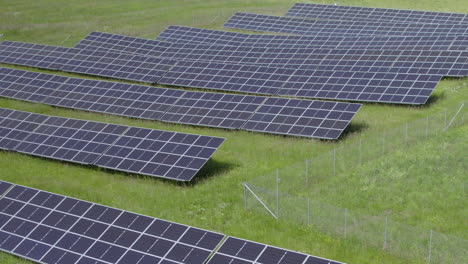 Primer-Plano-Aéreo-De-Unidades-Solares-Fotovoltaicas-Que-Se-Utilizan-Para-Producir-Energía-Limpia-Natural