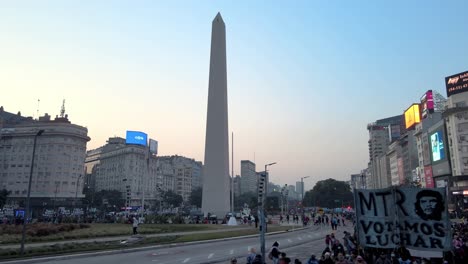 Piqueteros-Protestan-En-Plaza-República,-Masas-Con-Pancartas-En-El-Obelisco