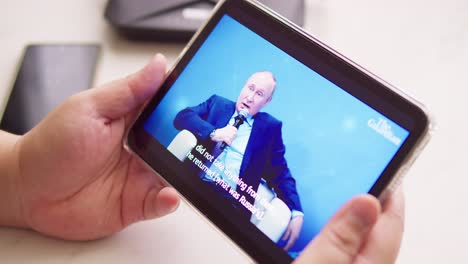Den-Russischen-Präsidenten-Wladimir-Putin-In-Den-Nachrichten-Verfolgen-Und-Eine-Rede-Online-Auf-Dem-Tablet-Halten