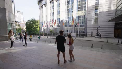 Personas-Tomando-Fotografías-Con-Teléfonos-Inteligentes-En-El-Parlamento-Europeo,-Bélgica