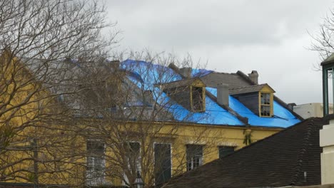 Blaue-Planen-Auf-Dem-Dach-Mit-Starkem-Wind-Im-Französischen-Viertel-Von-New-Orleans