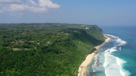 Luftpanorama-Der-Uluwatu-Klippen-Auf-Bali,-Indonesien-Und-Des-Strandes-Von-Nyang-Nyang-An-Einem-Sonnigen-Tag