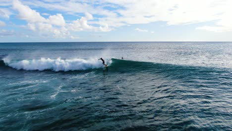 Saca-Una-Foto-De-Un-Surfista-Atrapando-Y-Montando-Una-Ola-Corta-En-Hawaii