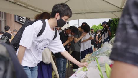 People-pay-respect-and-put-down-flowers-at-memorial-of-Shinzo-Abe
