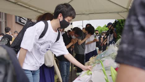 Menschen-Zollen-Respekt-Und-Legen-Blumen-Am-Denkmal-Für-Shinzo-Abe-Nieder